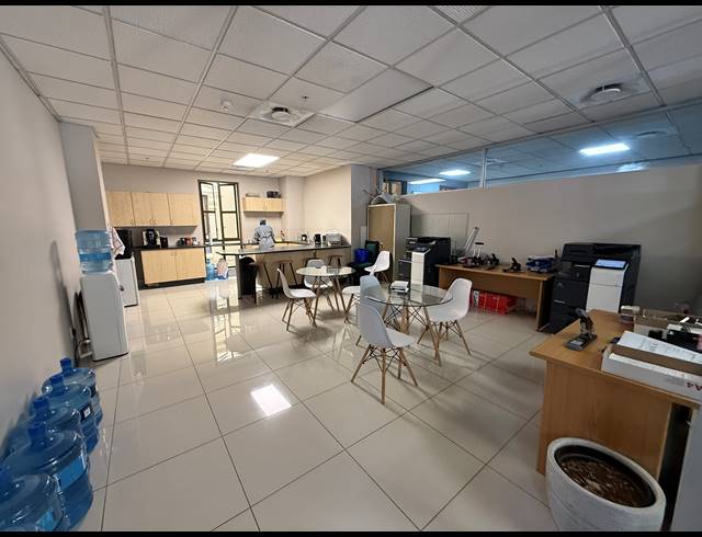 1,037M² OFFICE TO LET IN ROSEBANK